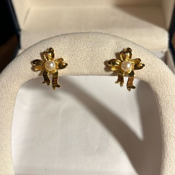 Vintage Avon Gold Tone Pearl Ribbon Bow Pierced earrings. - Picture 1 of 3